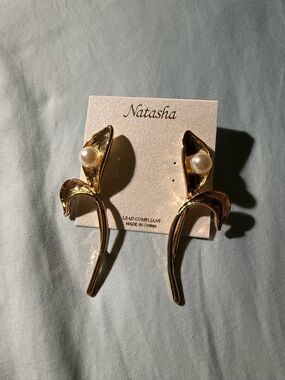 🌧️Natasha Couture Gold Pearl Leaf Drop Earrings